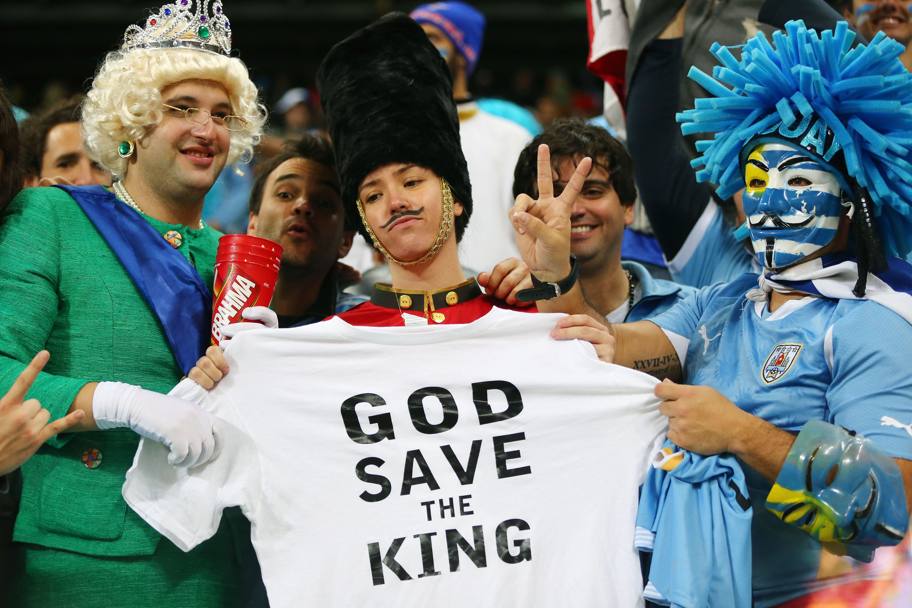 Tifosi inglesi e dell’Uruguay posano durante la partita Inghilterra vs Uruguay 1-2 (Getty Images)